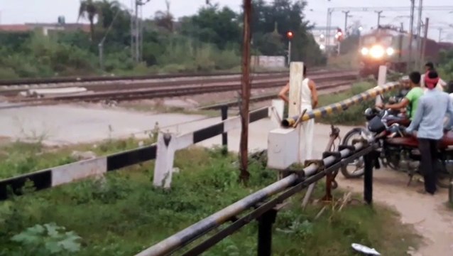 इस गांव में एक से बड़े एक बाहुबली, जान जोखिम में डाल रेलवे इंतजामों में लगा रहे पलीता