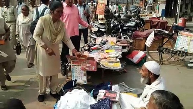 Breaking: जिन चौराहों पर ड्यूटी देते थे होमगार्ड जवान, योगी सरकार के फैसले के बाद वहीं पर मांगी भीख, दे