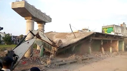 ब्रिज निर्माण के बीच आ रही दुकानों को तुड़वाने की कार्रवाई शुरू