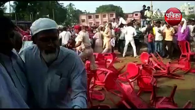 Watch : Uproar in Tejashwi Yadav's meeting, chairs thrown fiercely