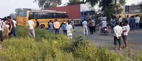 स्कूल बस और ट्रक की भिड़ंत, एक दर्जन बच्चे घायल