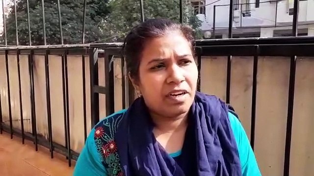 स्कूल बस डिवाइडर से टकराई