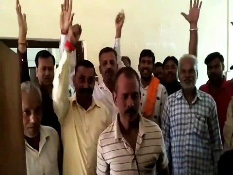 जैतसागर नाले से अतिक्रमण हटाने की मांग, आयुक्त का किया घेराव