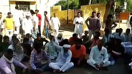 जानलेवा हमले में घायल के दम तोडऩे के बाद ग्रामीणों ने लगाया डीएसपी कार्यालय पर धरना