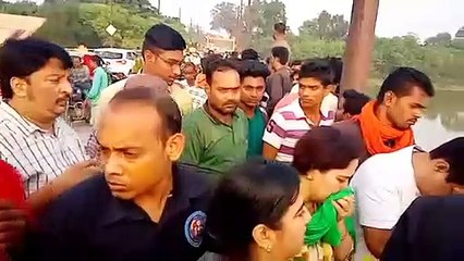 पुल से लगा दी मौत की छलांग, बचाने कूंदा युवक भी लापता