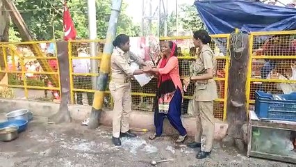 महिला सिपाहियों से अचानक होने लगी मारपीट, वर्दी पर पलट दिया सब्जी और रायता, देखें वीडियो