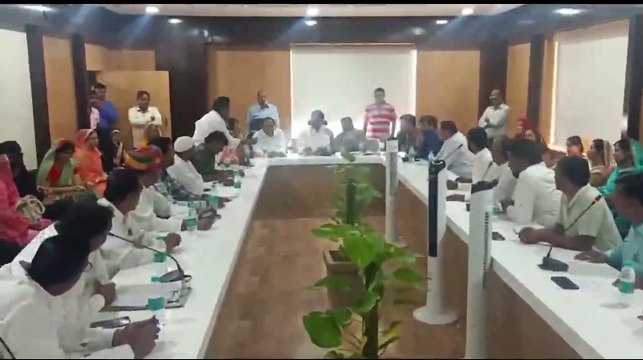Watch : सफाई को लेकर पार्षदों ने किया हंगामा तो सभापति बोले: मैं खुद लगाऊंगा झाडू