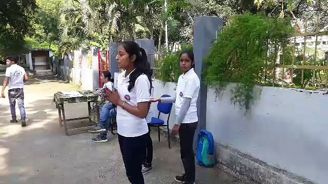 छात्रों ने कहा पॉलिथिन छोंड़े, आस-पास रखें सफाई