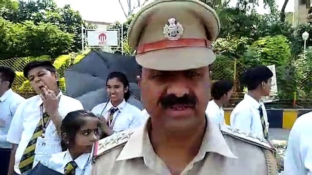 उदयपुर ट्राफिक पुलिस ने गांधीगिरी के माध्यम से लोगों को किया जागरूक, स्कूली बच्चे ने भी दिया सा
