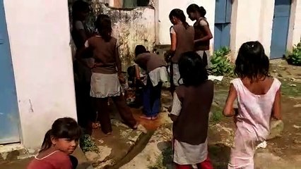 स्कूलों में मीनू के अनुसार भोजन बच्चो की थाली में नहीं पहुंच रहा