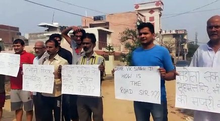 BJP के खिलाफ हल्ला बोल, लोगों ने पूछा- 'डियर वीके सिंह हाउज द रोड सर...'