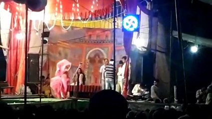 VIDEO: रामलीला के मंच पर बार बालाओं पर लुटाये जा रहे नोट
