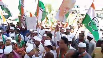 कांग्रेस ने निकाली पदयात्रा, दिखाई ताकत