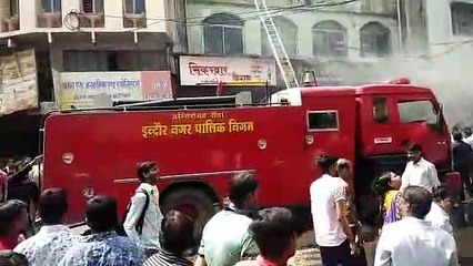 राजबाड़ा पर कपड़े के कारखाने में लगी आग, नुकसान देख सुधबुध खो बैठा परिवार