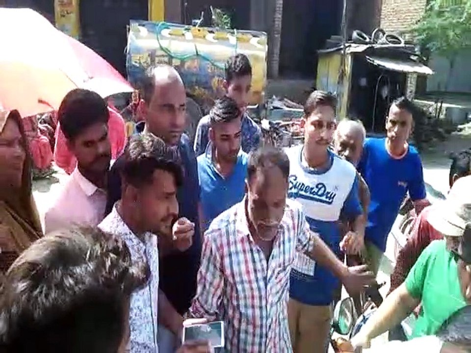 पानी की समस्या को लेकर महिलाओं ने किया सडक़ मार्ग जाम