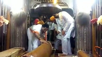 Video herunterladen: केन्द्रीय रक्षा राज्यमंत्री ने  बाबा रामदेव की समाधि के दर्शन किए