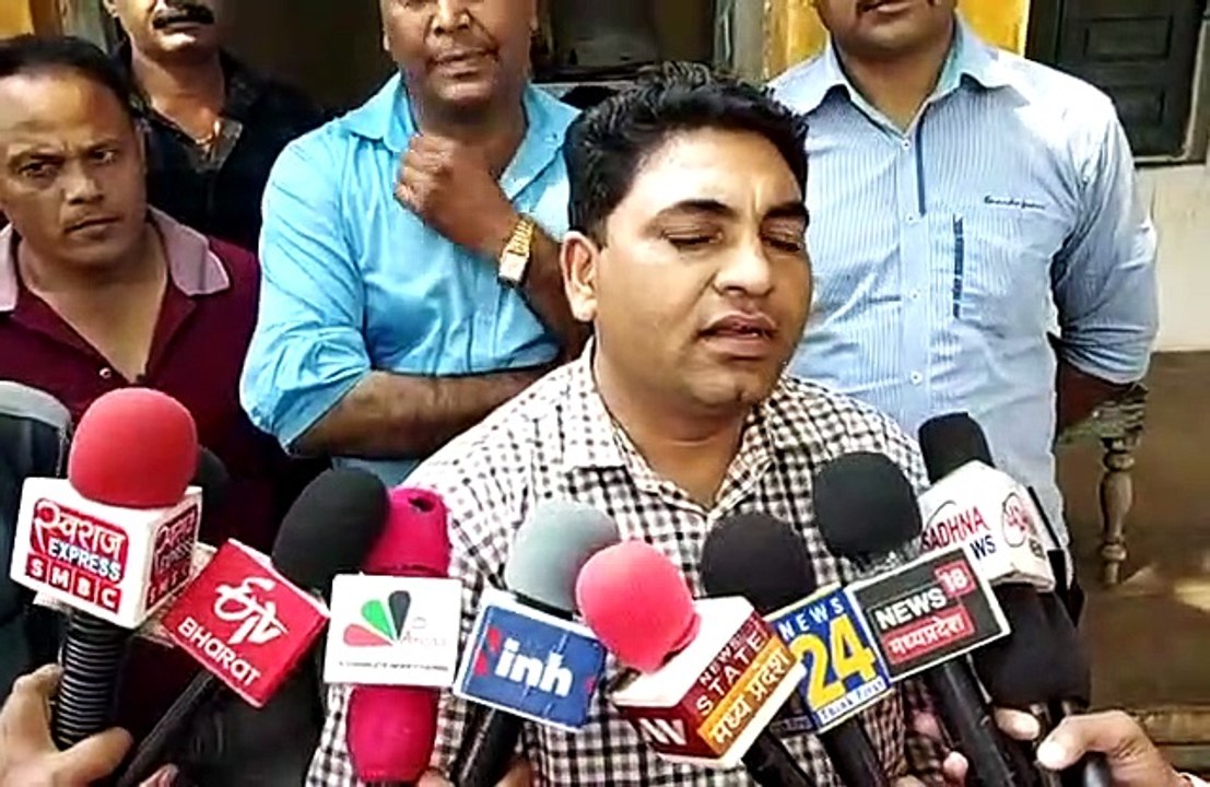 sub engineer arrested red handed taking bribe o...