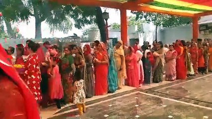 दरबार में कतारें, कन्याओं में 'मांÓ का रूप