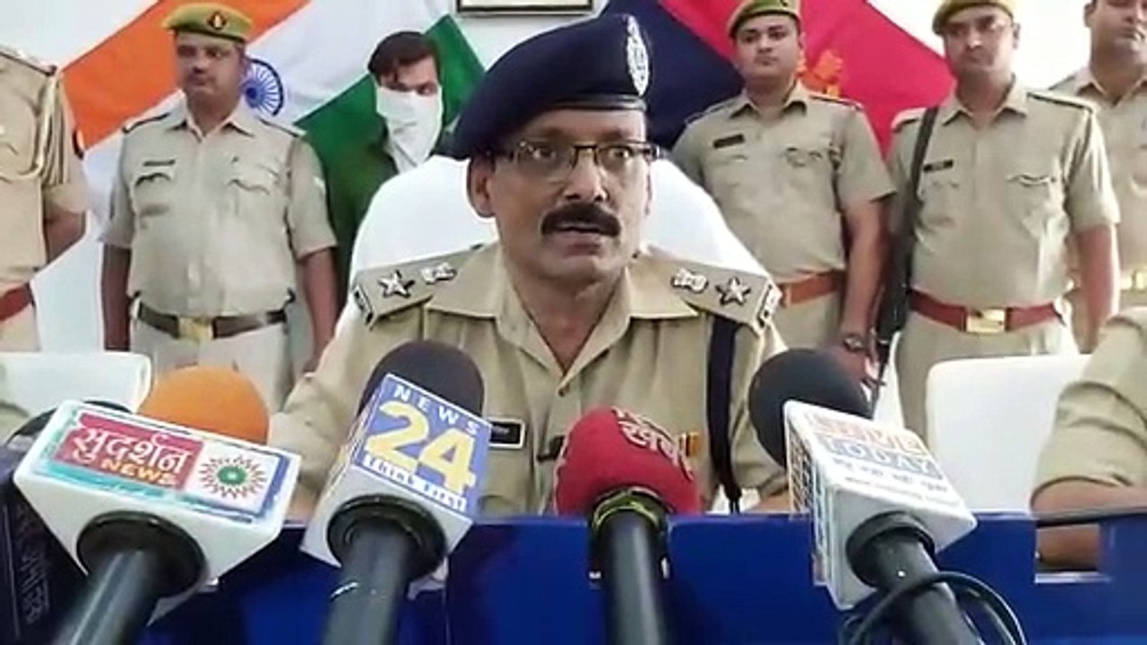 बदमाशों ने साड़ी के शोरूम से एेसे चोरी की थी लाखों की ज्वैलरी आैर साड़ी