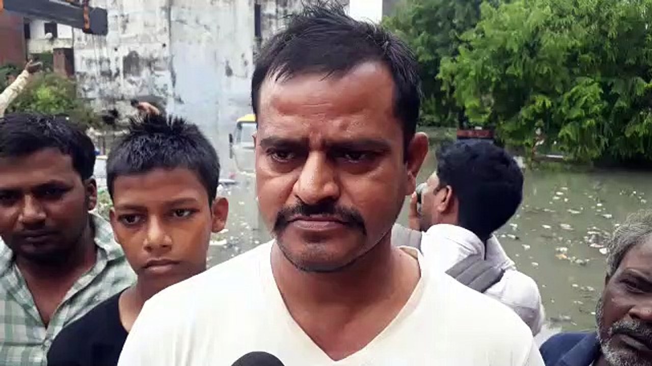 नाला टूटा घरेां में घुसा पानी गाड़ियां डूबीं