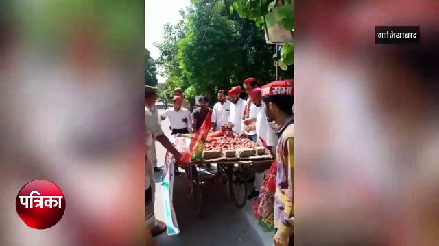 Video: केंद्रीय मंत्री के आवास पर सपाइयों ने बेचा 20 रुपये किलो प्याज, आधा दर्जन पुलिस हिरासत में