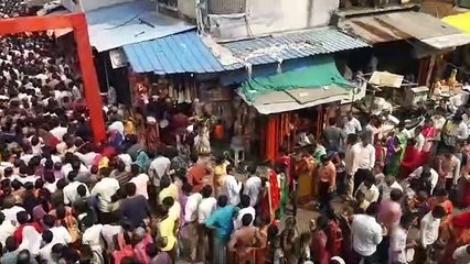 VIDEO मंदिर जाने के रास्ते पर भक्तों का सैलाब