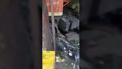 ट्रेलर खम्भे से टकराया, फिर दो जीपों को घसीटता दुकान में घुसा,