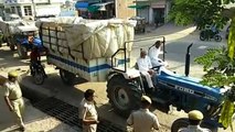 ´Aafter a dispute with the officials, farmers reached the hanumangarh Collectorate with trolleys of cotton