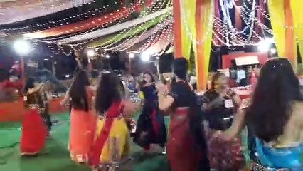 पांडालों में गरबा व डांडियों की टंकार गूंज रही