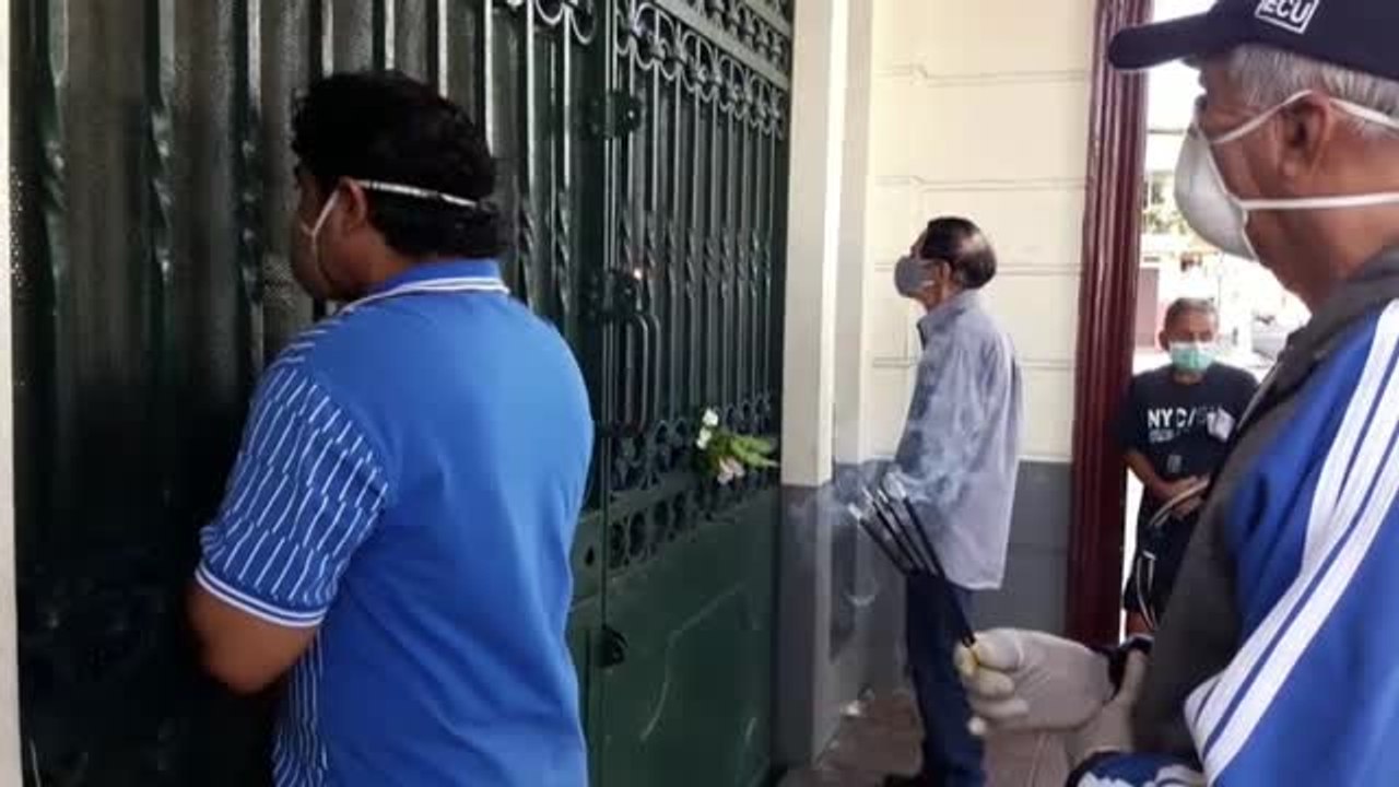 Vecinos de Guayaquil rezan ante las iglesias cerradas este Viernes Santo