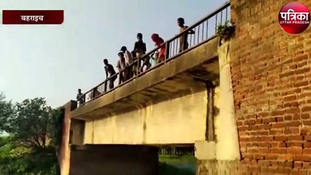 छोटे छोटे बच्चे मौज के लिये नदी में मार रहे जानलेवा जंप