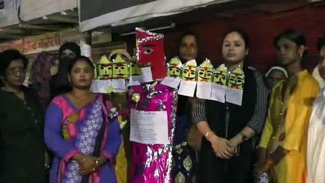 Dussehra 2019 : तलाक पीड़ित महिलाओं ने जलाया तलाक, हलाला और बहु विवाह का पुतला- देखें वीडियो