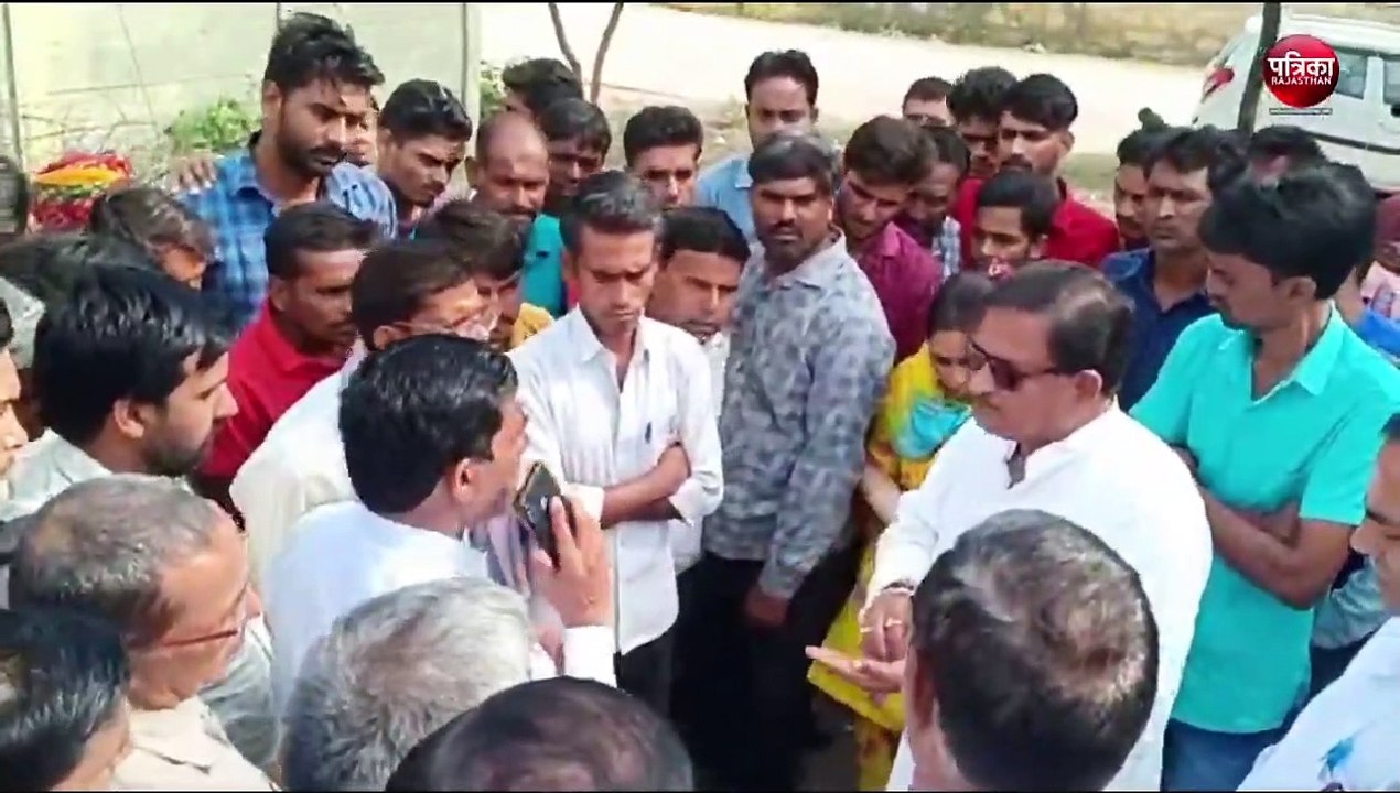 शिक्षकों के ट्रांसफर के विरोध में 3 दिन से स्कूल बंद