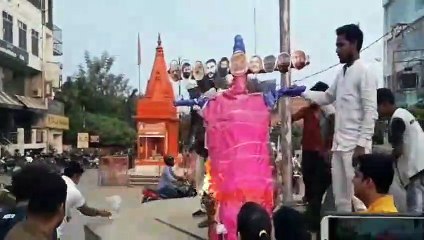 Women Congress burnt effigy of Chinmayananda on Dussehra