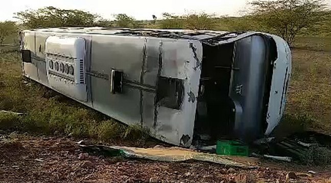 अनियंत्रित होकर पलटी स्कूल बस,हादसे में 22 विद्यार्थी व 3 शिक्षक घायल,तीन जोधपुर रैफर