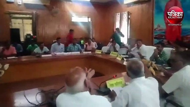 VIDEO : महिला पार्षदों ने सभापति-विधायक को भेंट की चुडिय़ा, साधारण सभा की बैठक चढ़ी हंगामे की भेंट