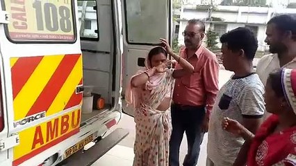 सांप के डसने पर सिर पर पत्थर रखकर जिला अस्पताल पहुंची महिला