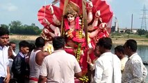बाजे-गाजे के साथ भक्तों ने निकाली भव्य विसर्जन यात्रा, नम आंखों से दी मां दुर्गा को विदाई