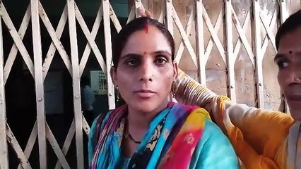 चुनरी का ताला लगा अधिकारियों को किया बंद