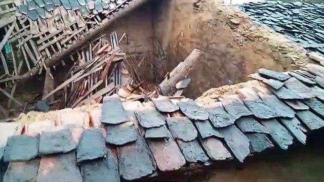 बार‍िश ने उजाड़े गरीब क‍िसानों के आशियाने