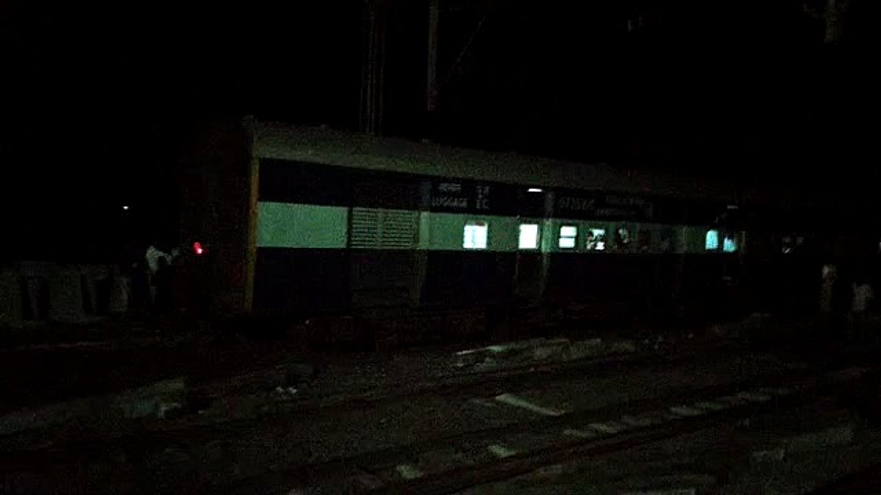 आर्मी स्पेशल ट्रेन का कोच पटरी से उतरा, रेल मार्ग हुआ बाधित