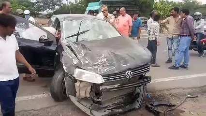 Video herunterladen: trailer crushed man in jodhpur