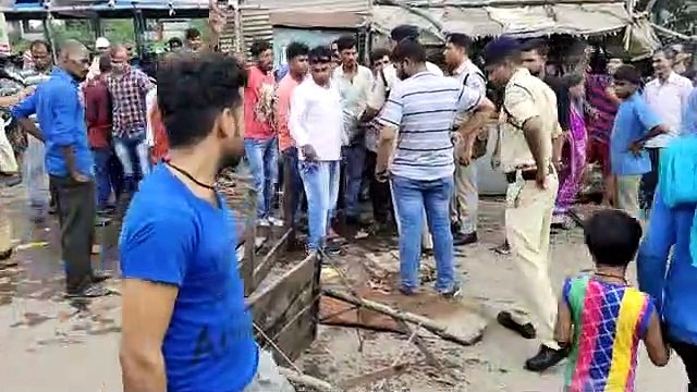 अतिक्रमण पर चला प्रशासन का बुलडोजर