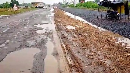 इस रास्ते से खाली पैर चलकर महामाया दर्शन को जाएंगे श्रद्धालु, सड़क का हाल ऐसा के पलट गई ट्रक