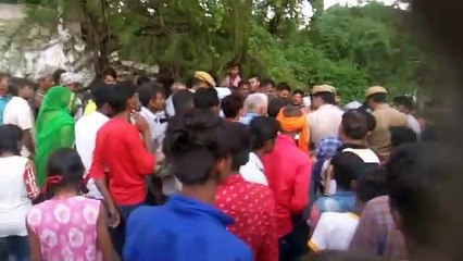 पांव फ‍िसला और सीधा ग‍िरा नदी में