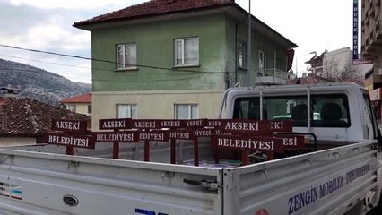 Akseki Belediye Başkanı Özkan, sokak hayvanlarına mama bıraktı