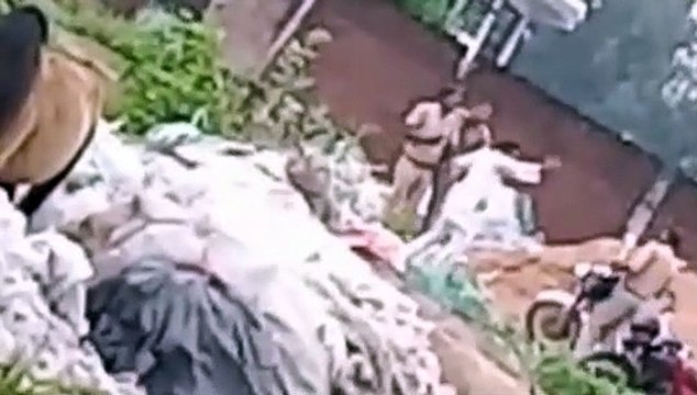 यूपी पुलिस की जमीनी हकीकत, अपराधी ने गंदी गाली के साथ दरोगा की पिटाई, वीडियो बनाते रहे सिपाही