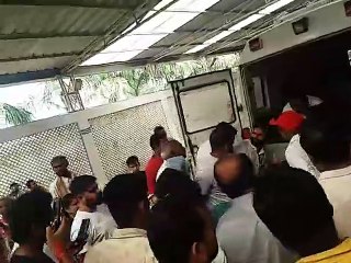 Télécharger la video: एसडीएम कार्यालय के पास ढाबा संचालक को गोली मारकर भागे नकाबपोश बदमाश