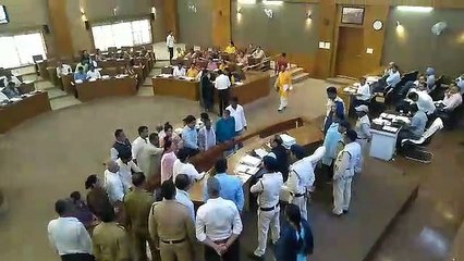भोपाल नगर निगम में हंगामा, मेट्रो से लेकर खटलापुरा मामले तक को लेकर गहराया विवाद