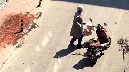 Motosikletli fırıncı, kapı kapı dolaşıp vatandaşa ekmek dağıtıyor